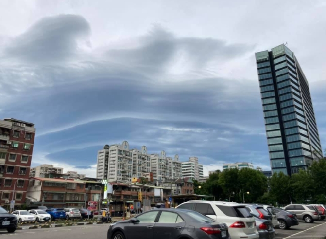 不是UFO、外星人！高嘉瑜分享雲朵照 氣象網解答：莢狀雲