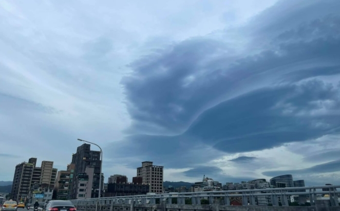 不是UFO、外星人！高嘉瑜分享雲朵照 氣象網解答：莢狀雲 | 生活 |