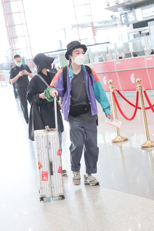 郭采潔機場同框小5歲緋聞男友！男方幫提行李網讚「貼心」