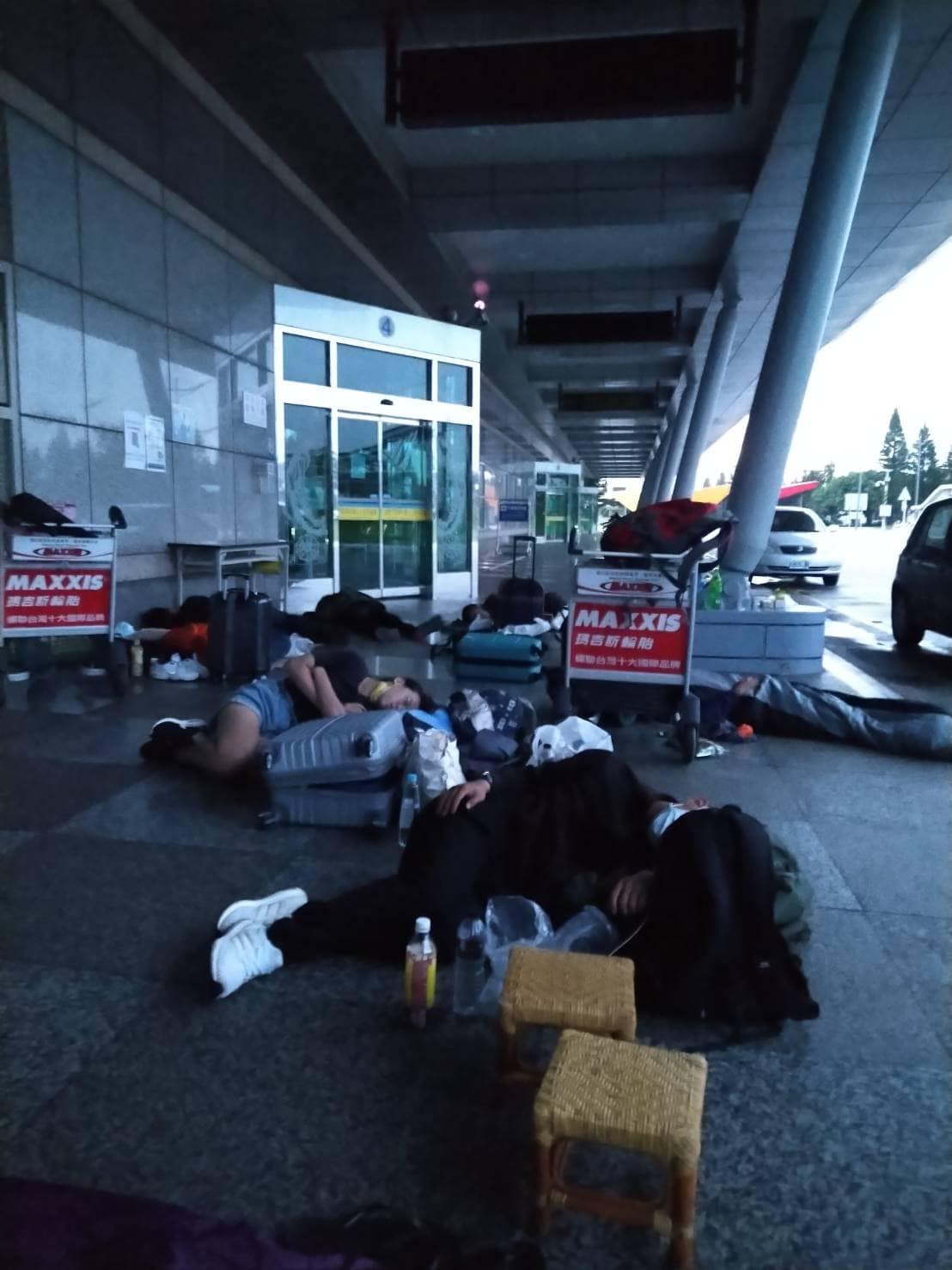 疫情減班澎湖機場「候位旅客睡滿地」！民航局緊急協調：7月加開航班