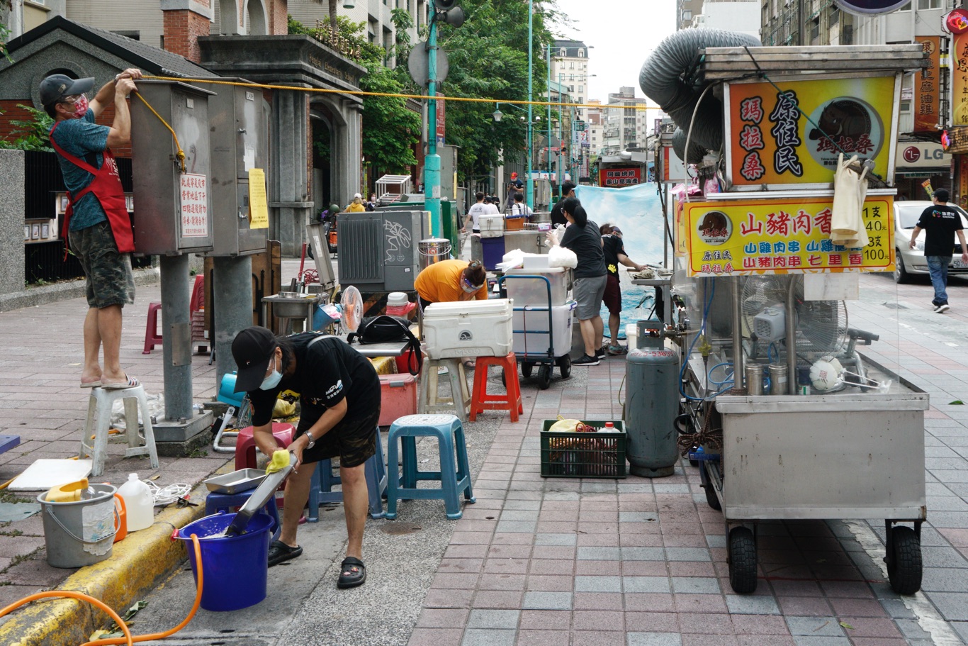 現場直擊》不甩時中 北市寧夏夜市微解封 排隊名店現人龍