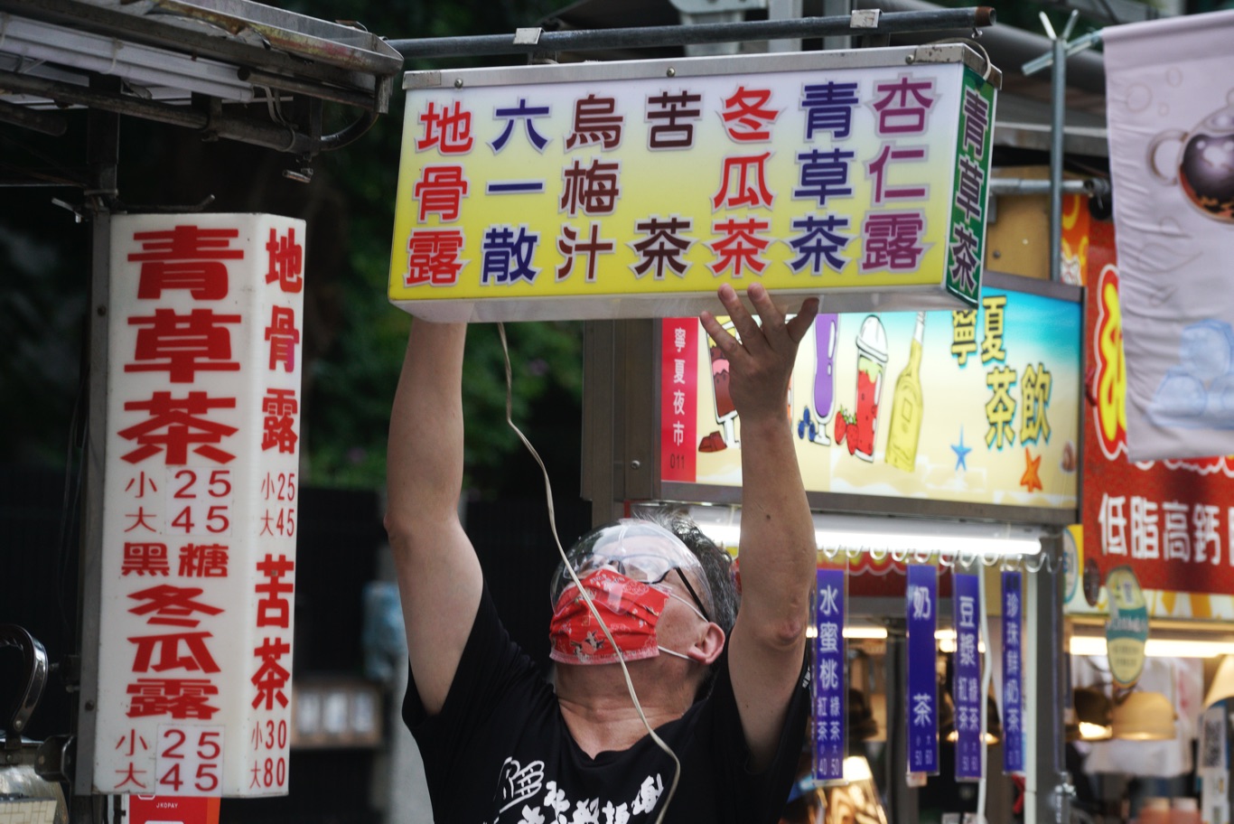 現場直擊》不甩時中 北市寧夏夜市微解封 排隊名店現人龍