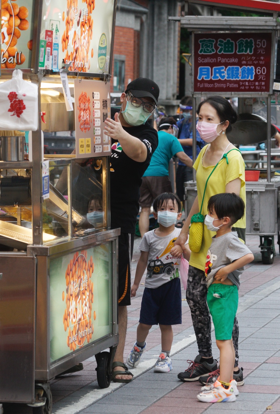 現場直擊》不甩時中 北市寧夏夜市微解封 排隊名店現人龍