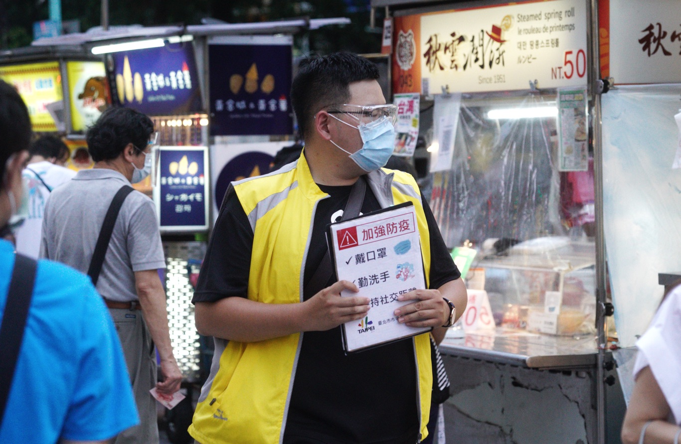 現場直擊》不甩時中 北市寧夏夜市微解封 排隊名店現人龍