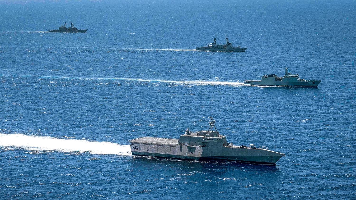 「CARAT斯里蘭卡」多國聯合海上軍演，美國海軍、斯里蘭卡海軍以及日本海上自衛隊進行多邊演訓。   圖：翻攝U.S. Pacific Fleet推特