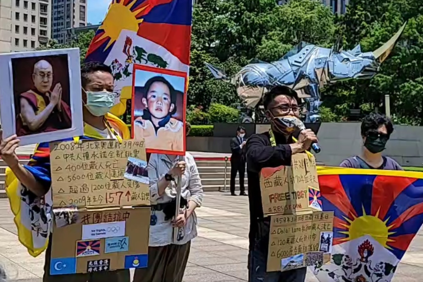 布達拉宮被掛中共黨慶布條 在台藏人到中國銀行台北分行抗議