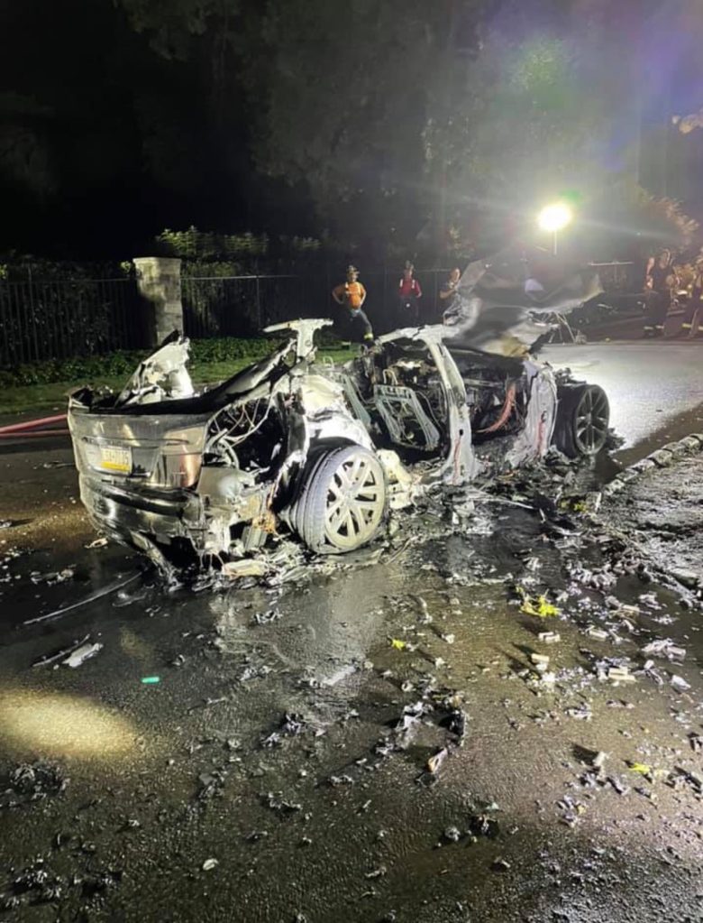 特斯拉S Plaid開賣不到1個月爆起火意外！車鎖故障駕駛差點被困住