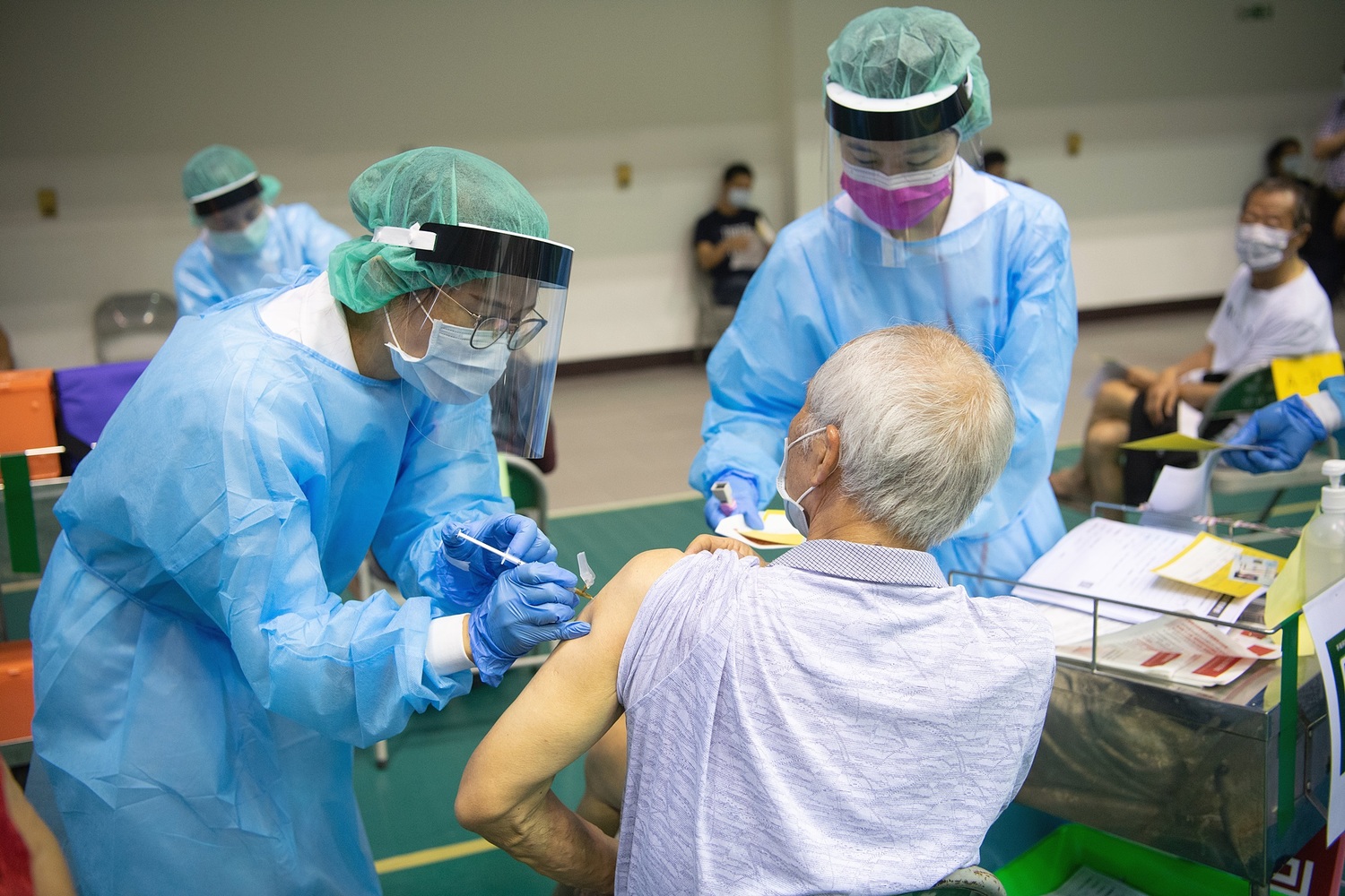 莫德納開打踴躍  嘉縣發放「滿額優先接種卡」 嘉市新增一快打站