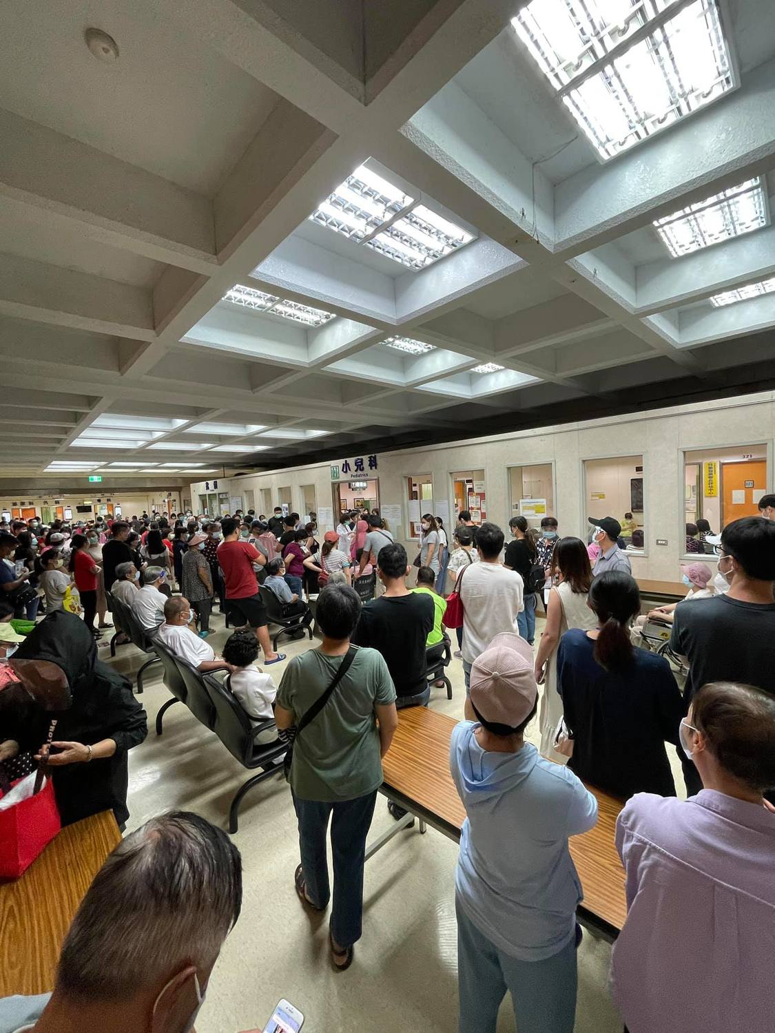 羅東聖母醫院疫苗接種區人潮群聚 縣民憂心恐成防疫破口