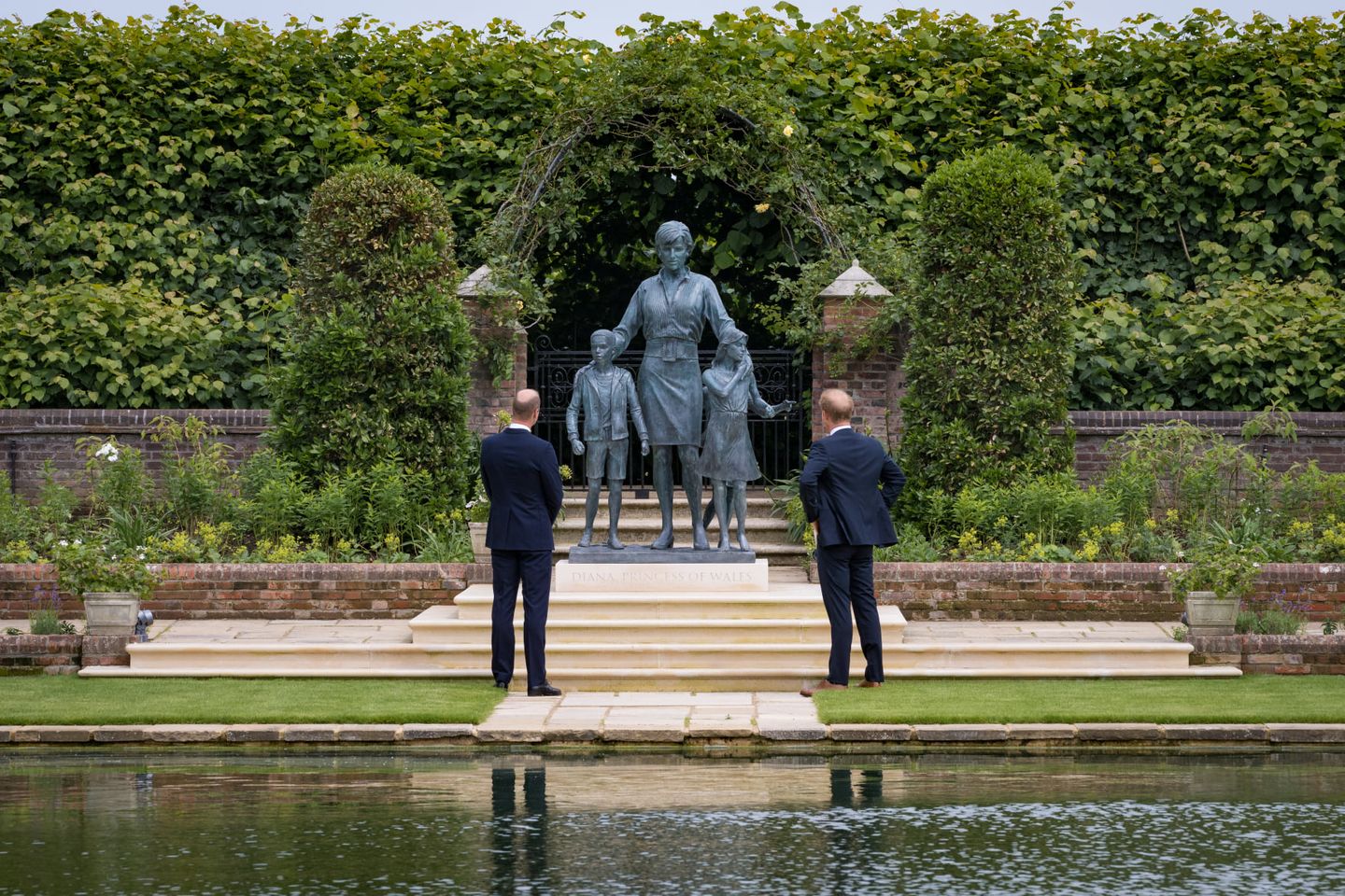 威廉和哈利難得再同框 為黛安娜雕像揭幕 表示希望她還在身邊