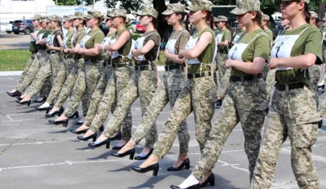 烏克蘭國防部多年前發布的閱兵式訓練照片。其中多張照片顯示，烏克蘭女兵在進行踢正步練習，但都穿著高跟鞋。   圖 :  翻攝自烏克蘭國防部