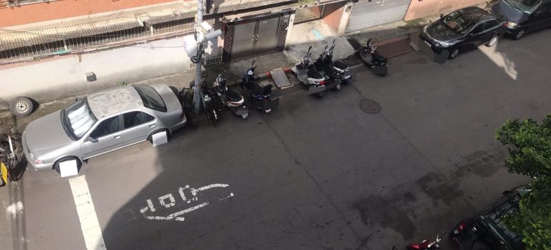 機車倒車入庫遭戰翻！外送妹愣了
