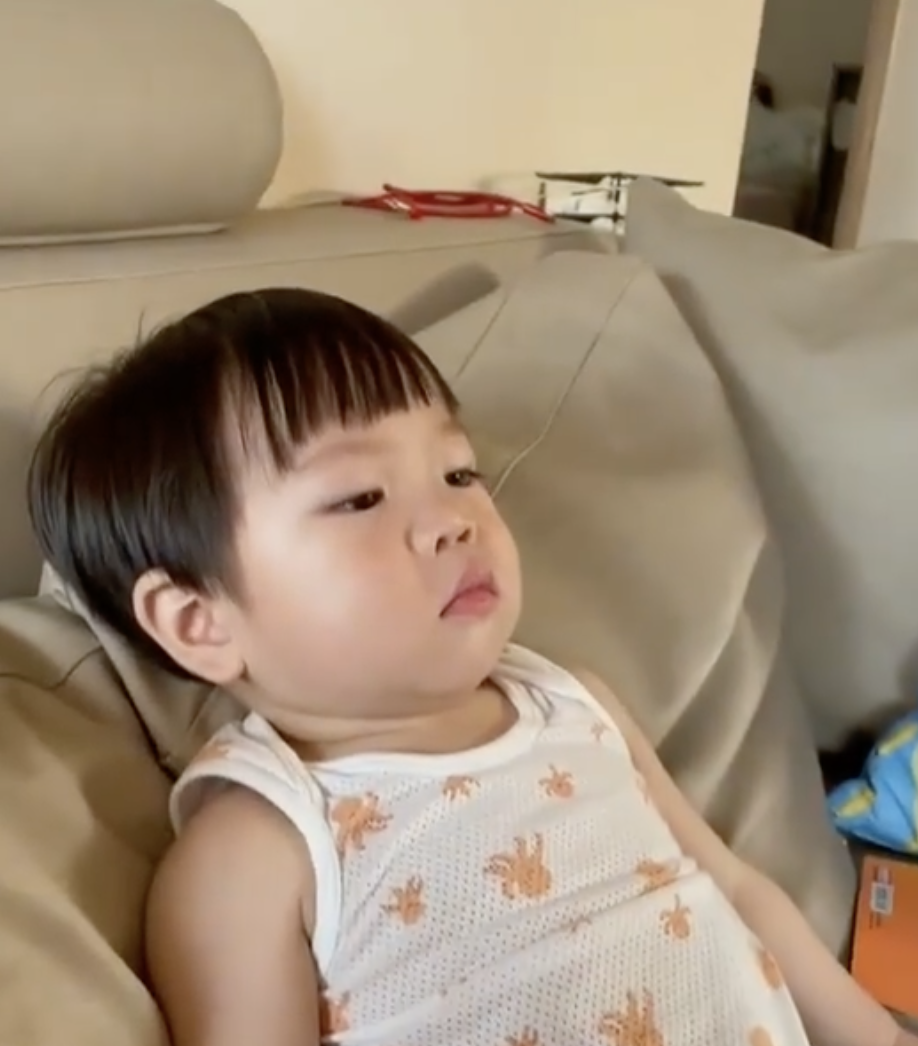 石頭兒子看群人影片沒表情！網笑：張總不給過
