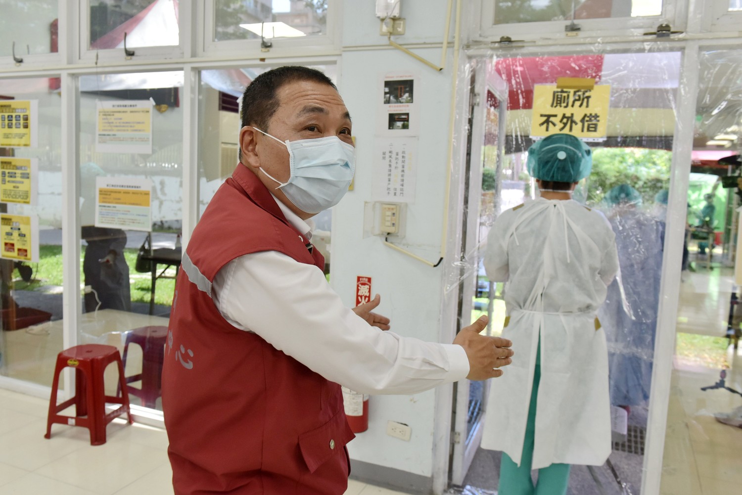 機動篩檢隊由亞東醫院團隊以小隊方式進駐，將同時併採抗原快篩及核酸檢測，以迅速找出隱形感染源。   圖：新北市衛生局提供