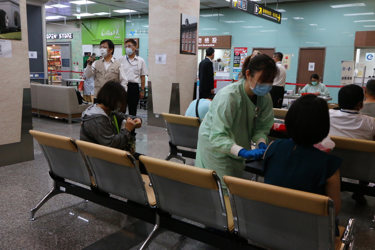 松山機場預計742人疫苗施打！今早169人已完成接種