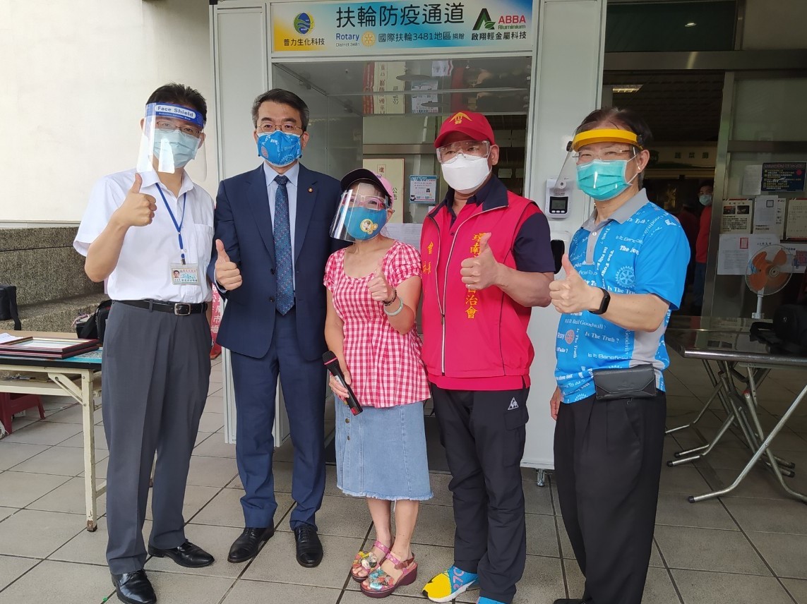 進場先全身消毒！國際扶輪3481地區捐贈環南市場8座「防疫通道」