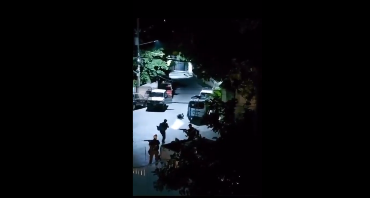 (影)暗殺小隊夜襲刺殺友邦海地總統 私人住宅外集結行兇前畫面曝光