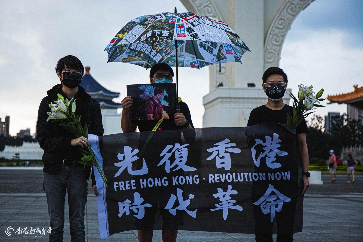 「香港邊城青年」7日晚間舉辦「悼念7.1烈士梁健輝 ——自由廣場默站」悼念活動。   圖：香港邊城青年提供