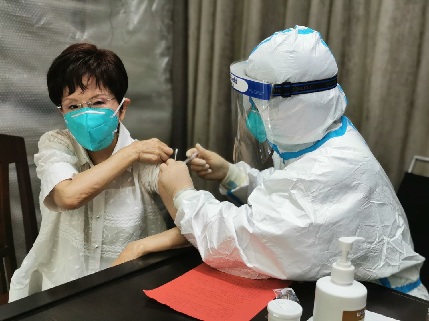 公布在中國打疫苗畫面！柱柱姐沒說打哪一種疫苗