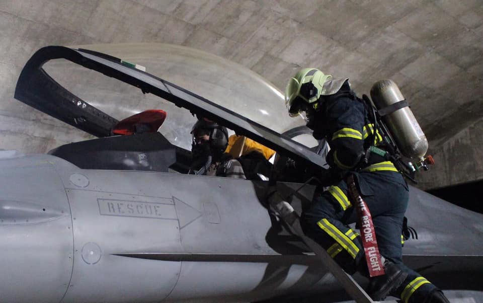 整軍備戰》與時間賽跑！空軍夜間消防搶救演練 搶救人機分秒必爭