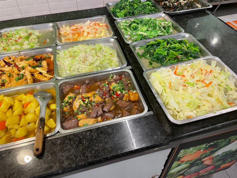 自助餐「夾三樣青菜」！金額曝光　他愣：老闆是說真的？