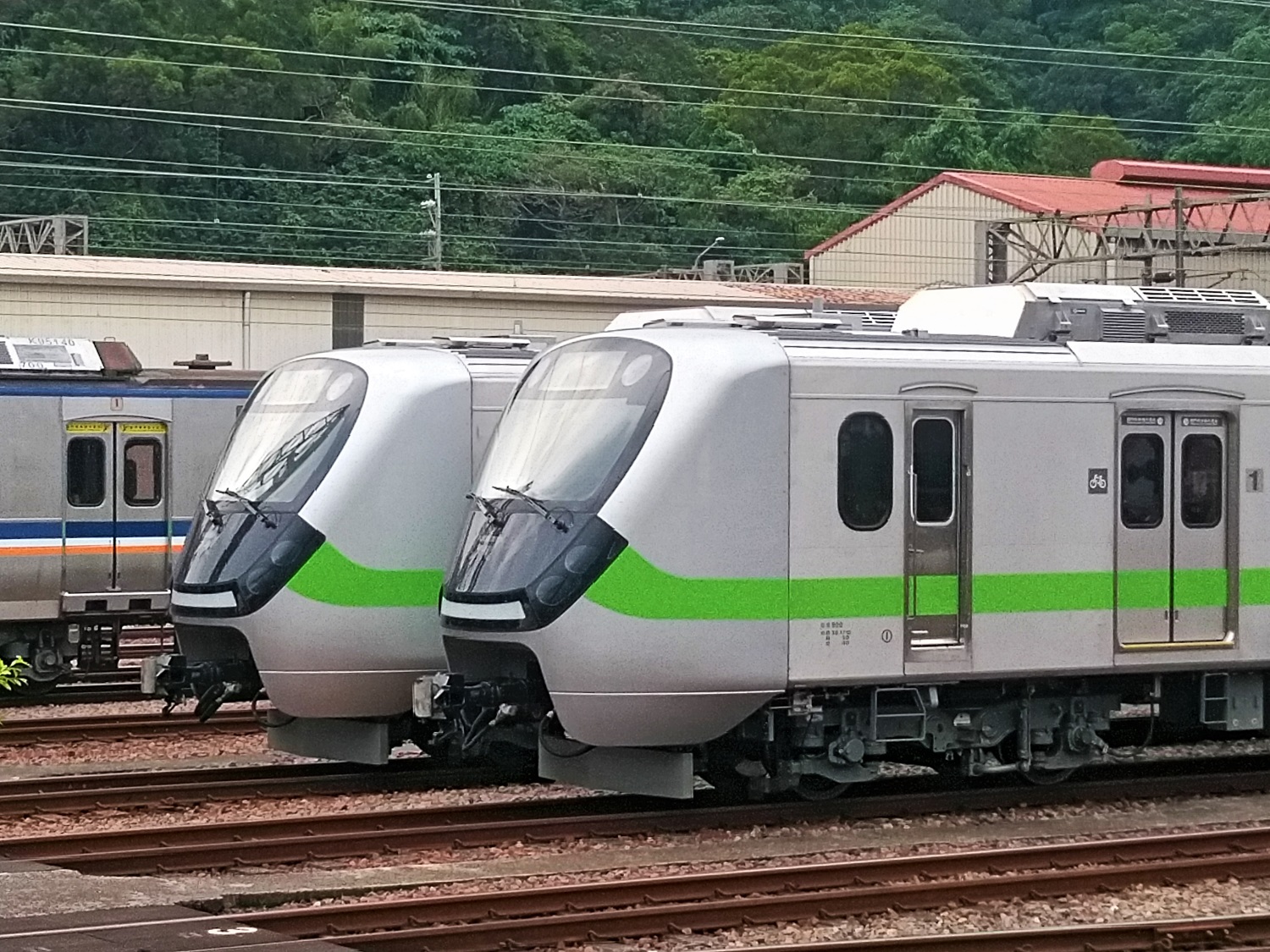 黃國昌爆料EMU900型電聯車在5月到11月故障高達684次。   圖：交通部台鐵局／提供