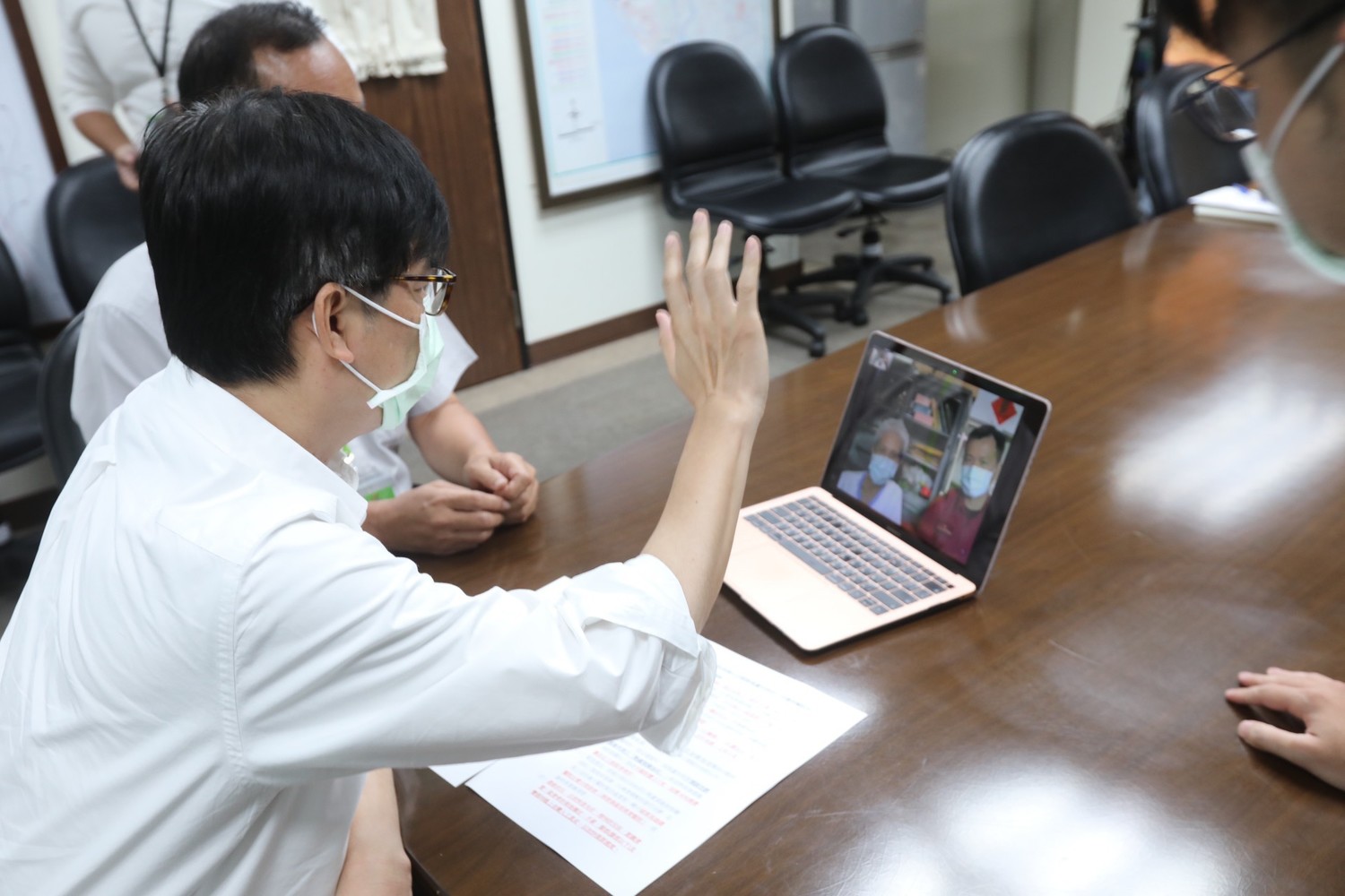 消防員墜油坑重傷 陳其邁視訊家屬協助醫療費