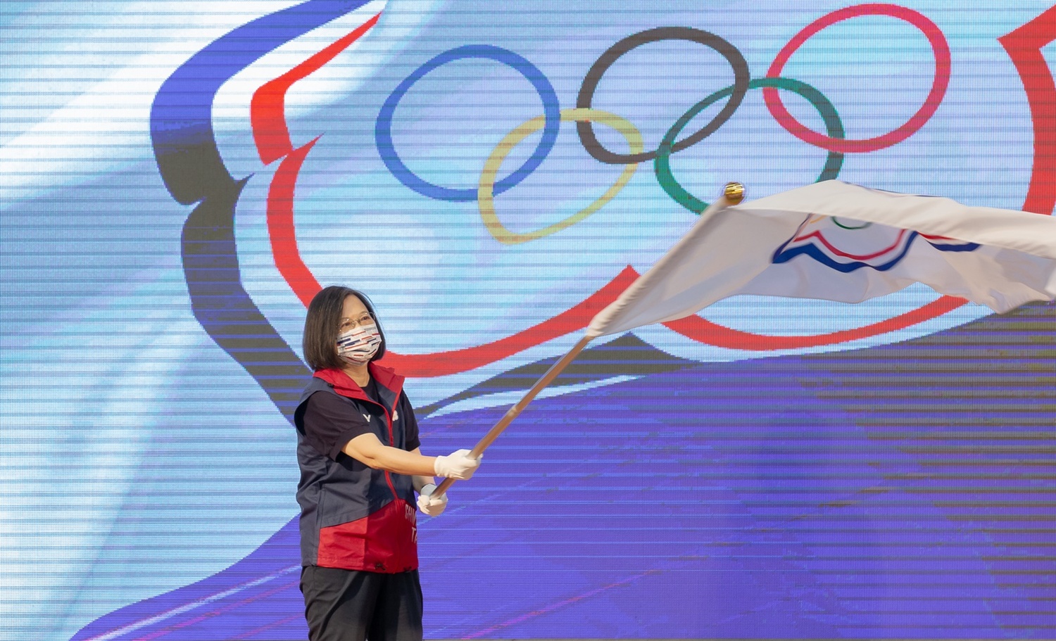 蔡英文為東奧運代表團授旗：展現人類對抗病毒決心
