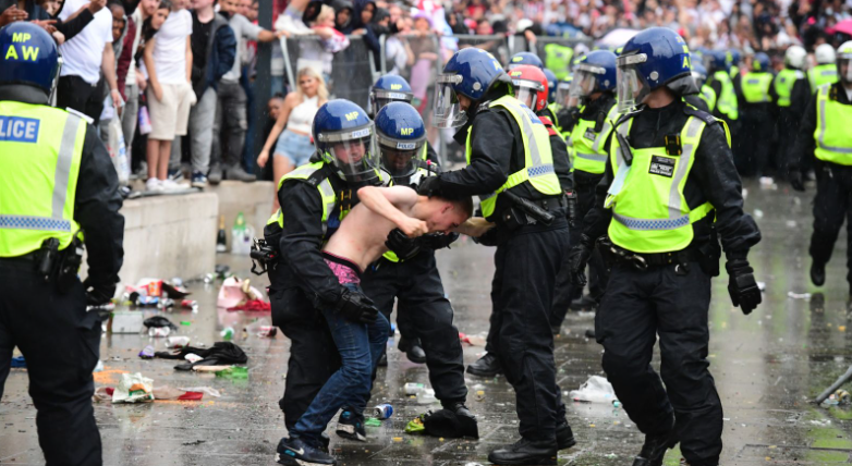 不「尬意」輸的感覺! 英格蘭吞敗球迷大鬧 49人被捕19警察受傷