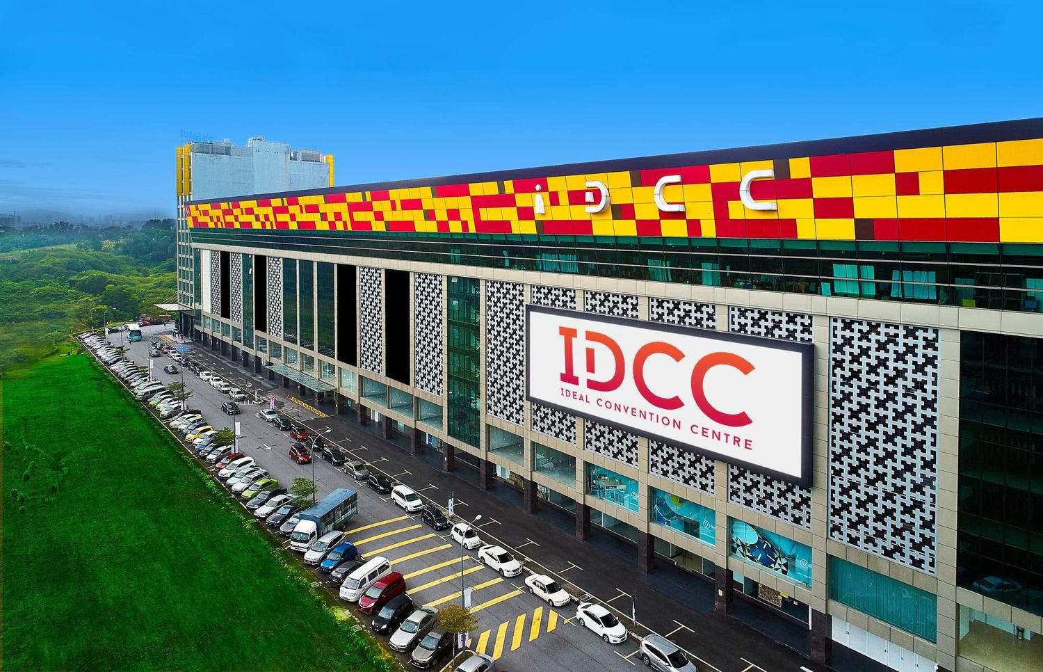 馬來西亞沙亞南IDCC疫苗接種中心驚爆有204名工作人員確診。   圖：翻攝自IDCC臉書