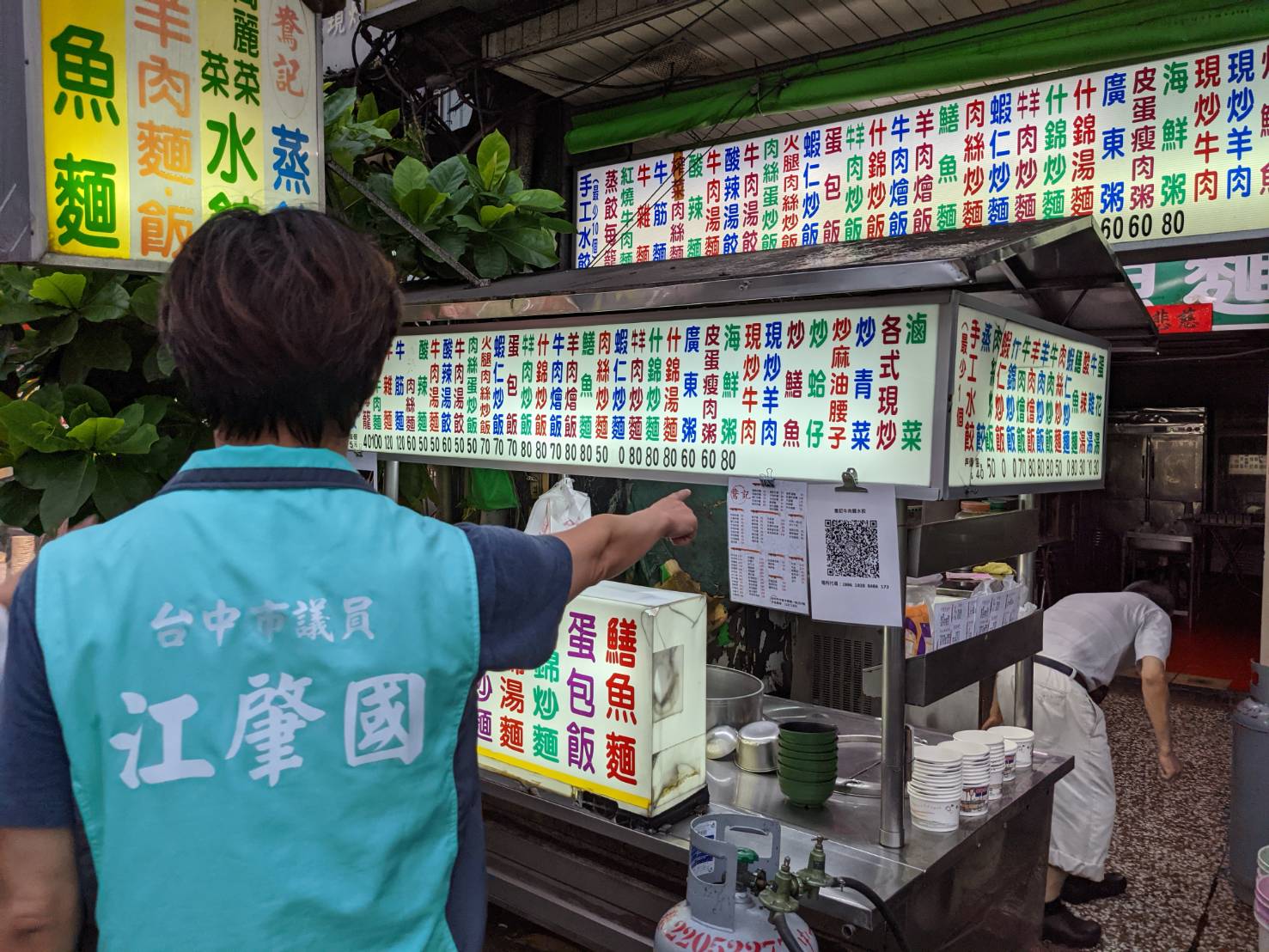 搶頭香逛中華夜市開了！台中市議員江肇國：把想念的味道帶回家