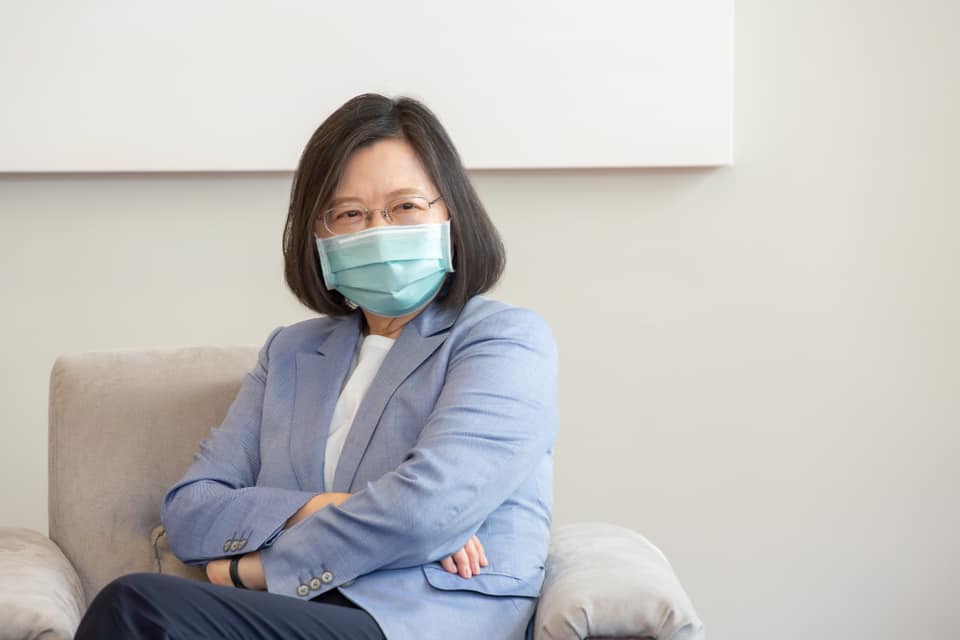 蔡英文稱｢政府夜以繼日協助捐贈單位｣游盈隆：心態倨傲 睜眼說瞎話