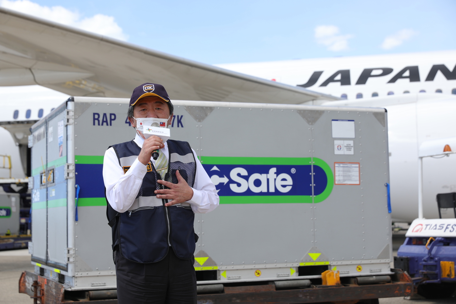 日本捐贈97萬劑AZ疫苗抵台！陳時中親自接機：心裡很激動
