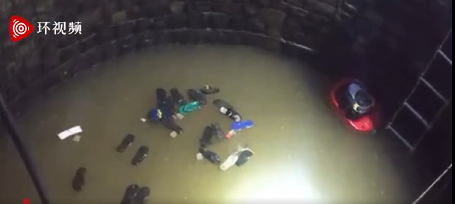 (影) 為營救1墜井男孩 印度30人不慎跟著掉入井中