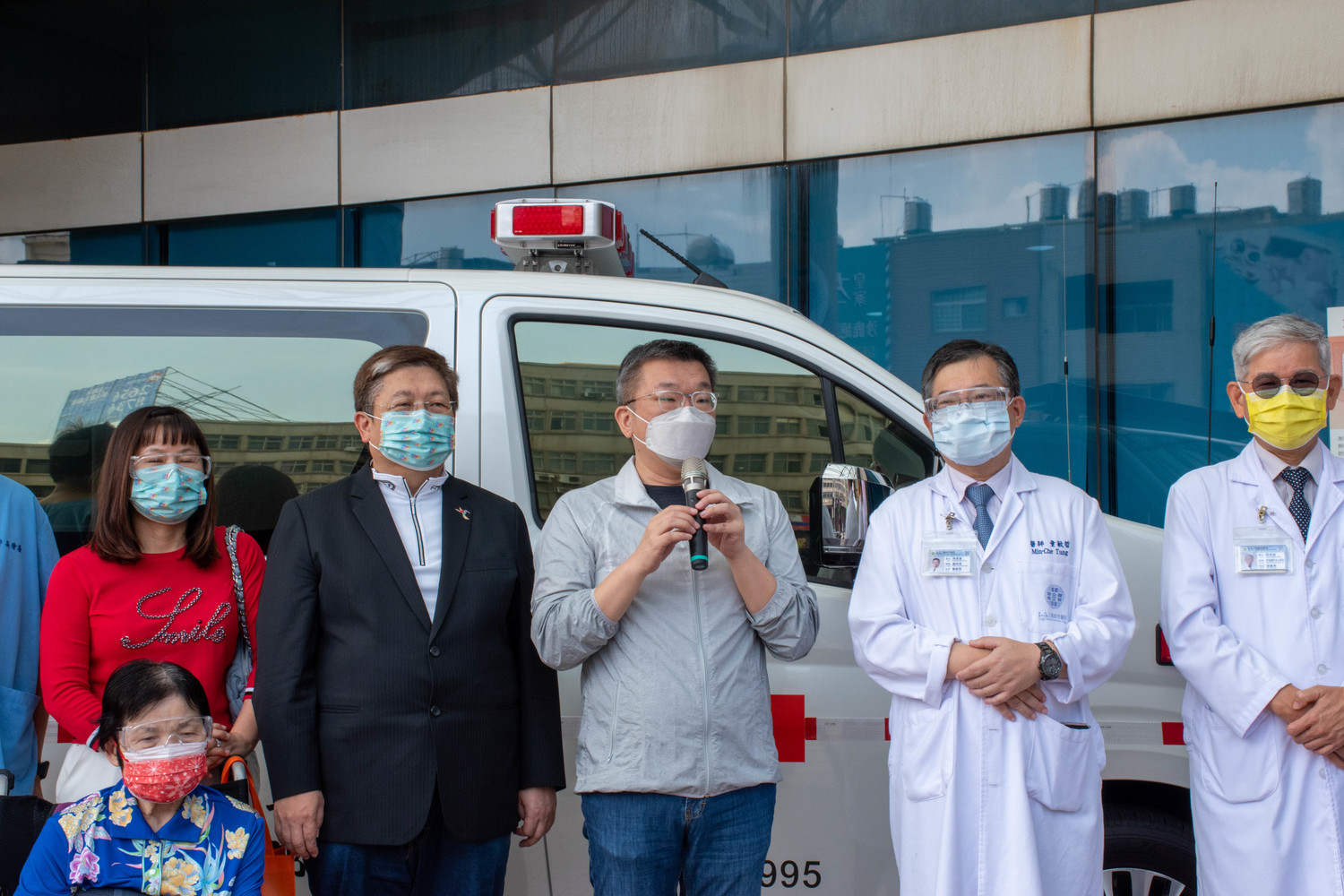 感念父親臨終前受童醫院好照護  蔡其昌偕同威剛科技捐頂級救護車