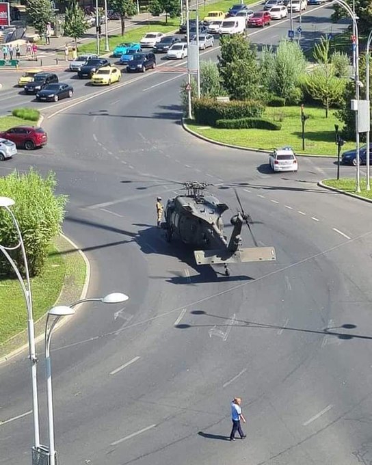 美軍「黑鷹」迫降羅馬尼亞首都公路 扯倒電桿2車受損