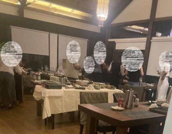 民眾檢舉牡丹灣villa十多名房客在餐廳群聚吃火鍋、喝紅酒。   圖：民眾提供