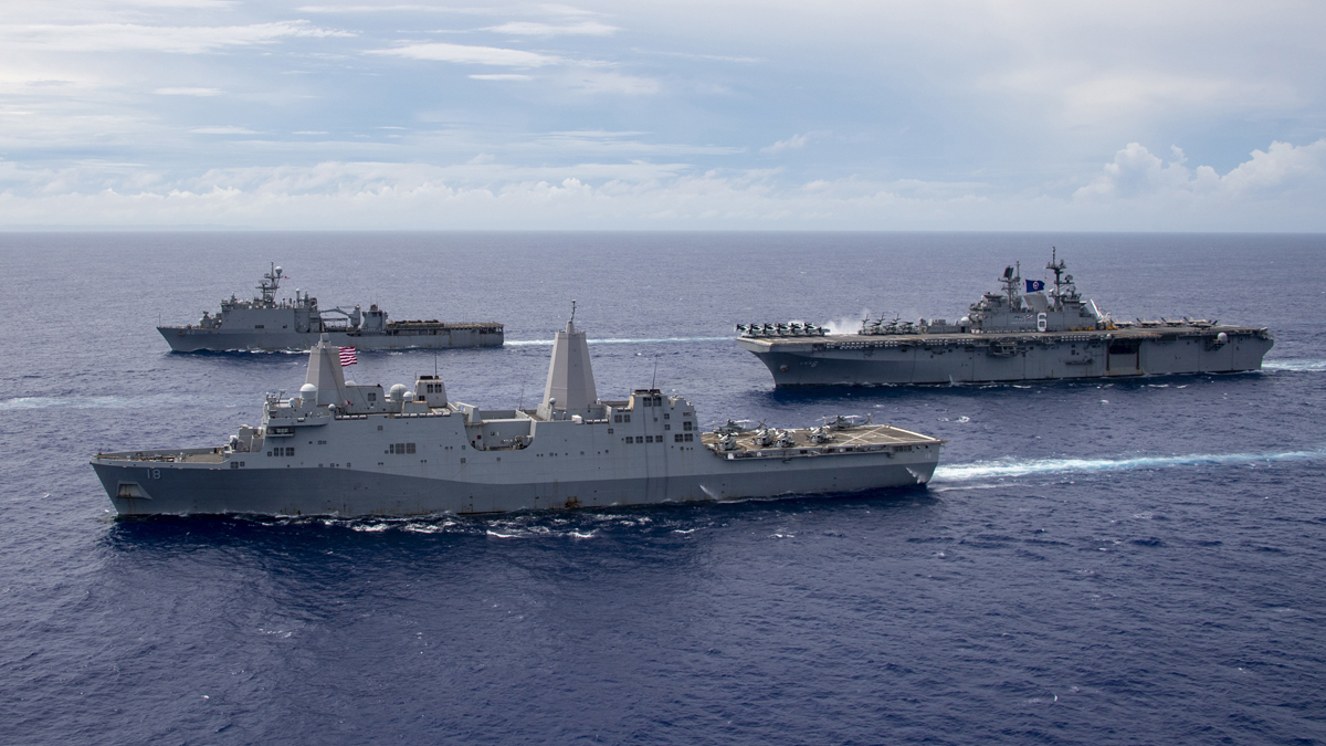 美軍出動兩棲攻擊艦「美利堅號(LHA-6)」、「聖安東尼奧級」兩棲船塢運輸艦「紐奧良號(LPD-18)」等艦艇參與「護身軍刀」(Talisman Sabre 2021)軍演。   圖：翻攝U.S. Pacific Fleet推特