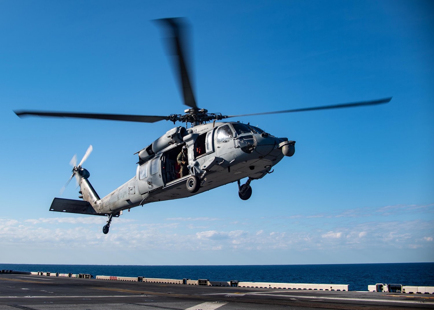 兩棲攻擊艦「美利堅號(LHA-6)」搭載SH-60海鷹直升機。   圖：翻攝U.S. Pacific Fleet推特