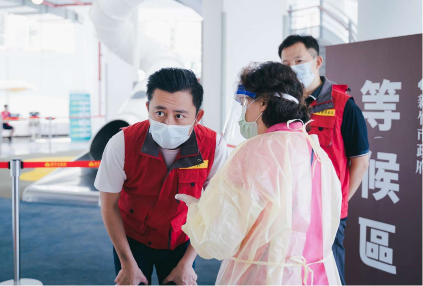 新竹市長林智堅。新竹國泰綜合醫院、國軍新竹地區醫院將在本周五開始，加開平日晚間18時至21時段的疫苗施打時段。   圖：新竹市政府提供