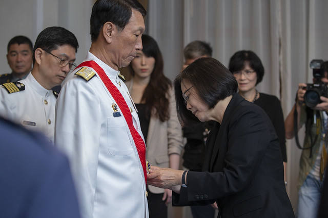 前參謀總長李喜明（前排左起）2019年退休前，接受總統蔡英文頒授一等雲麾勳章。 圖：翻攝自總統府