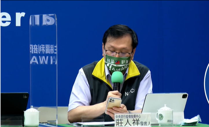 莊人祥戴著「台灣好棒」口罩。   圖：擷取自指揮中心直播影片