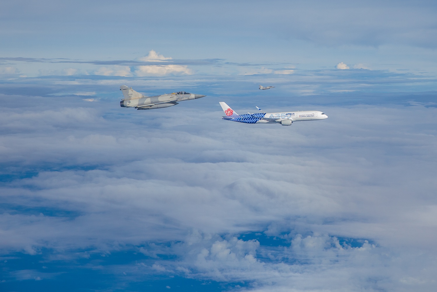迎接台灣東奧英雄，「幻象2000戰機」伴飛。   圖：軍聞社提供