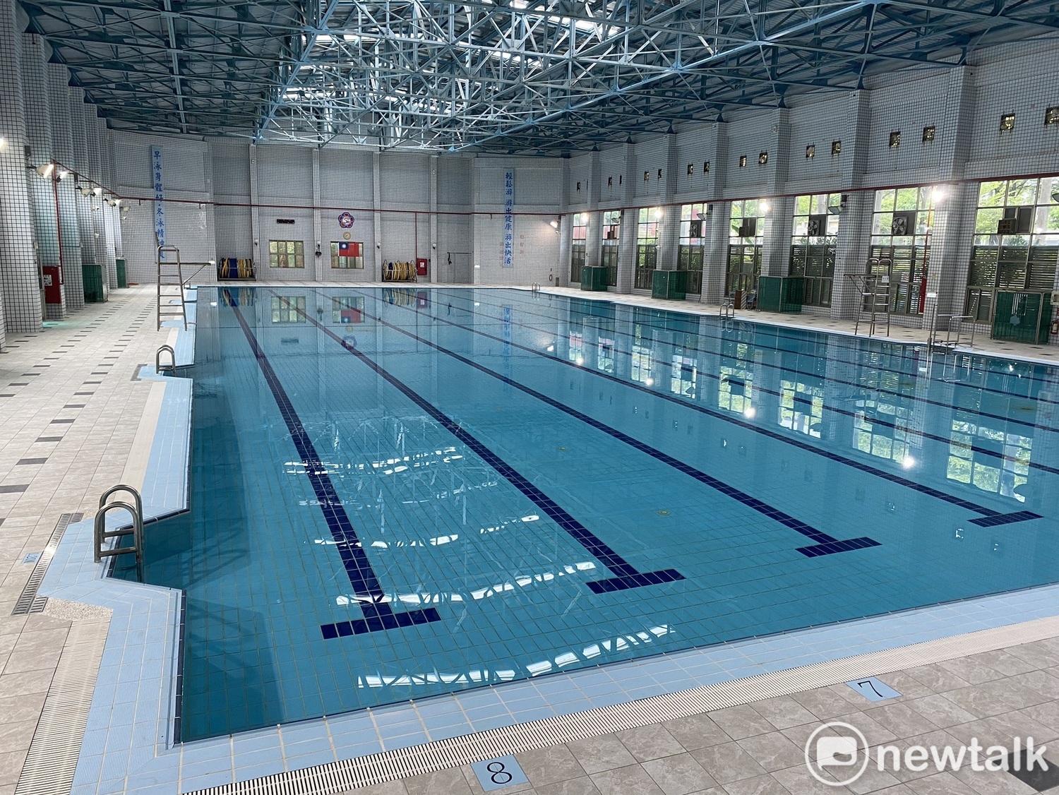 指揮中心在昨 (6) 日宣布，全國二級警戒將延長到8月23日，游泳池將從不開放名單移除。   圖：台南市政府 / 提供