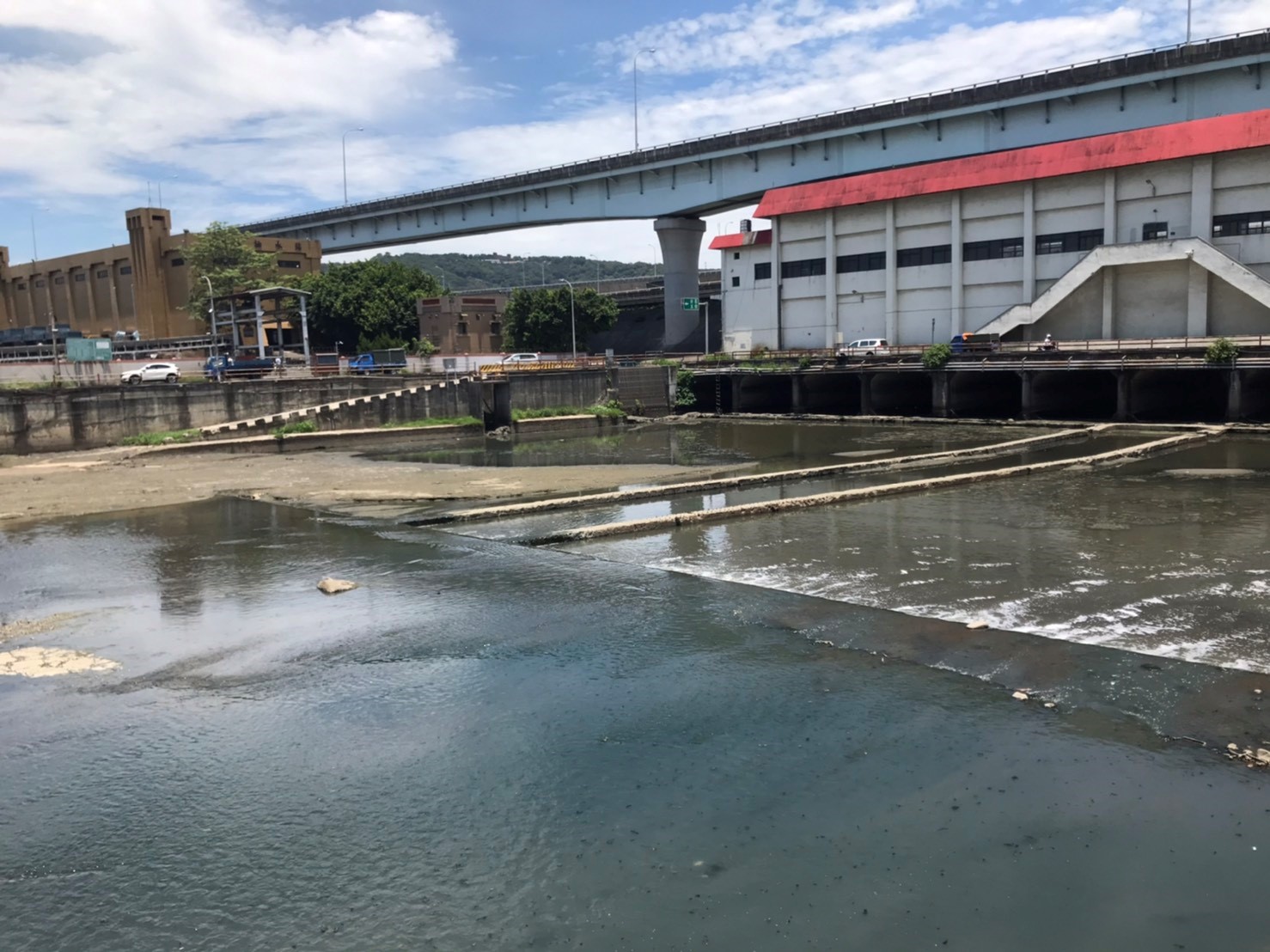 中港大排施工前流況不順、淤積狀況。   圖：新北市水利局提供