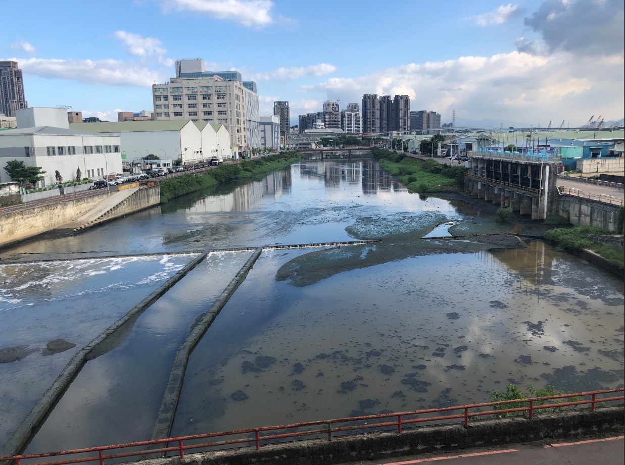 中港大排施工前流況不順、淤積狀況嚴重。   圖：新北市水利局提供