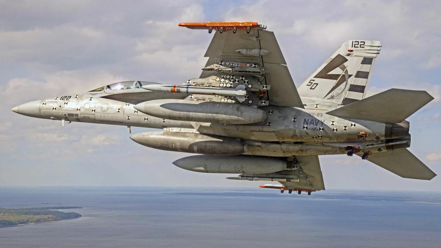美軍F/A-18E/F「超級大黃蜂」戰鬥機攜帶「AGM-88G」增程型先進反輻射導彈進行測試。   圖：翻攝自環球網