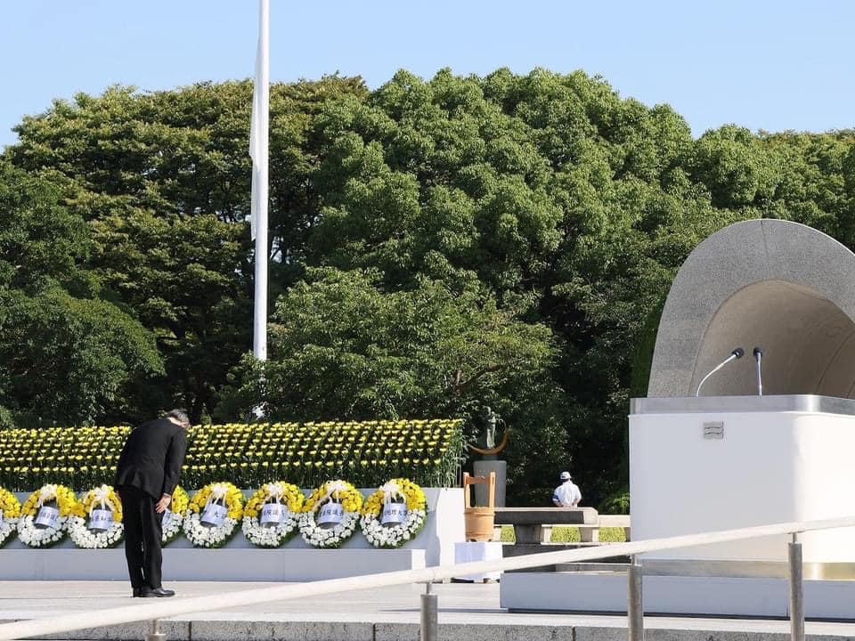 日本前首相菅義偉去年參加廣島遭原子彈轟炸76周年和平紀念儀式。(資料照片)   圖：取自菅義偉臉書