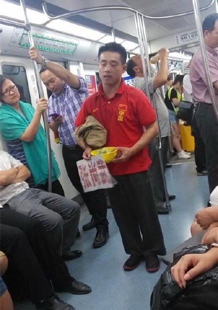 一張中國前體操選手在地鐵行乞的照片在微博上瘋傳。   圖: 翻攝自微博