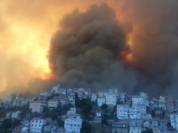 阿爾及爾以東的卡比利亞地區(Kabylie Region)森林發生森林大火，滾滾濃煙包圍了附近地區。   圖：翻攝自Memebook臉書